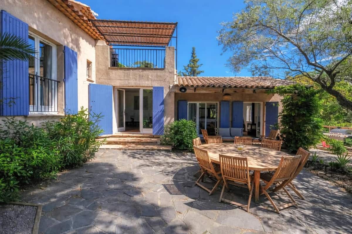 Façade et terrasse extérieure de la villa