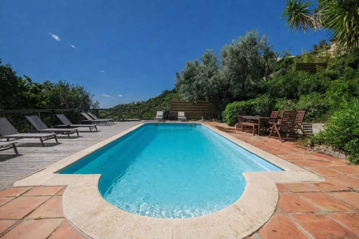 Piscine et terrasse de la villa