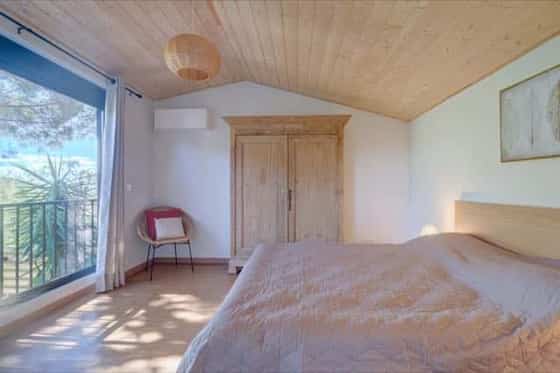 Double bedroom with garden view